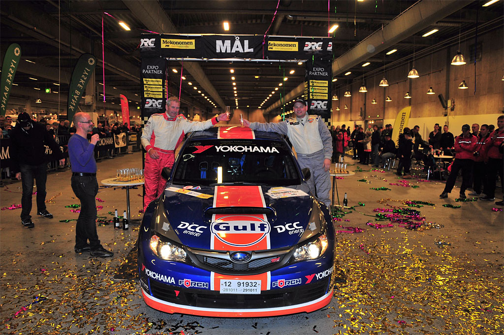 Max Christensen og Ole Frederiksen skåler i champagne på deres andenplads i Danboring Rally, som havde mål på biludstillingen Biler for Alle i Messecenter Herning
(Foto: Michael Eisenberg)